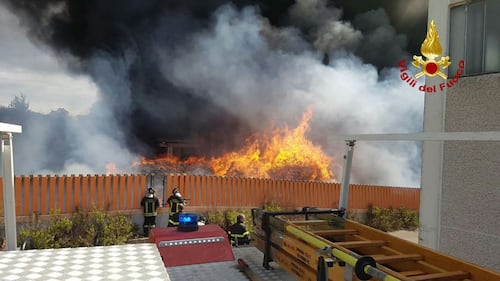 Pomezia, maxi incendio in deposito di plastica: popolazione evacuata 2