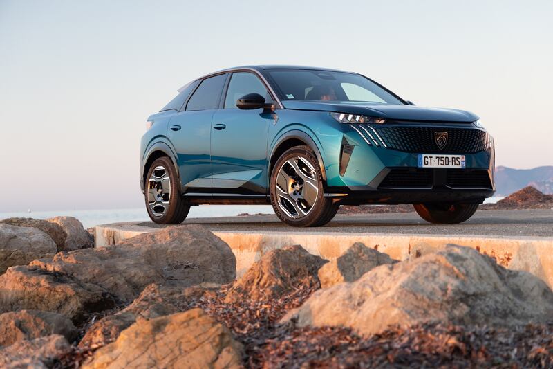 Peugeot e-3008: guarda tutte le foto 16