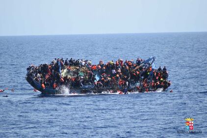 Naufragio a largo della Libia: a bordo 500 persone 1