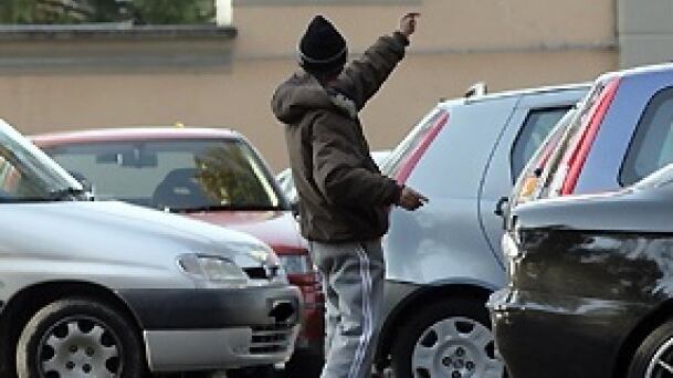 Pensione di invalidità e reddito di cittadinanza ma fa il parcheggiatore abusivo