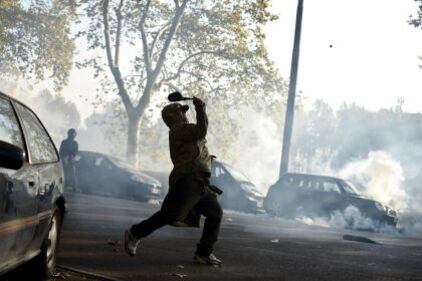 Teppisti e delinquenti in azione contro la polizia 5