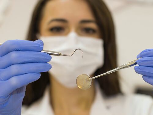 Denti sani anche a 70 anni: controlli e cure odontoiatriche indispensabili