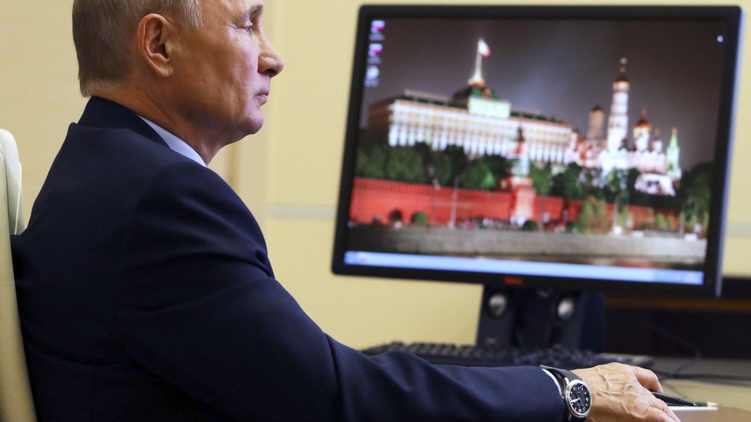 Putin brucia tutti sul vaccino: "Pronto, testato su mia figlia"