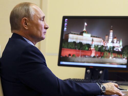 Putin brucia tutti sul vaccino: "Pronto, testato su mia figlia"