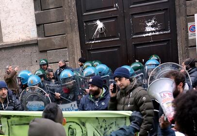 Uova sui poliziotti: la protesta dei centri sociali a Milano 1