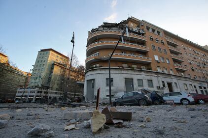 Roma, crollano tre piani di un palazzo 39