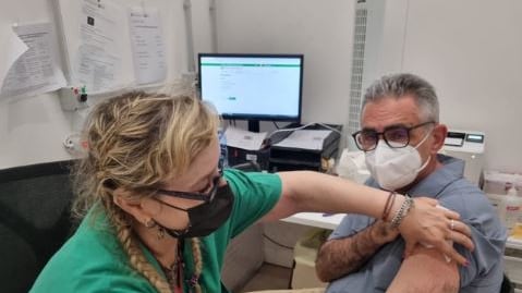 "Sei un pagliaccio...": Pregliasco insultato dai no vax per la quarta dose