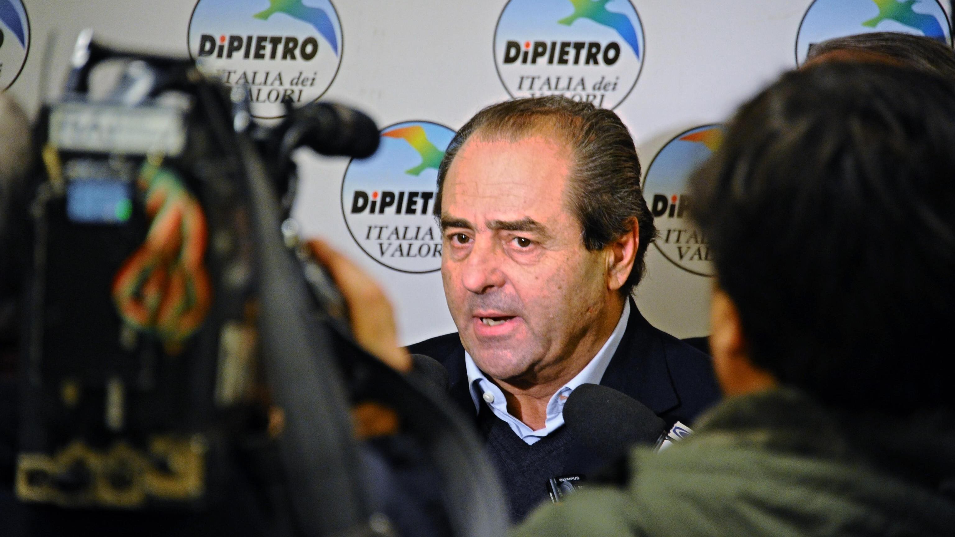 Di Pietro arriva in ritardo alla conferenza stampa: "Ha partorito la capra"