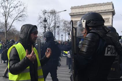 Parigi, scontri fra polizia e gilet gialli vicino l'Arco di Trionfo 6