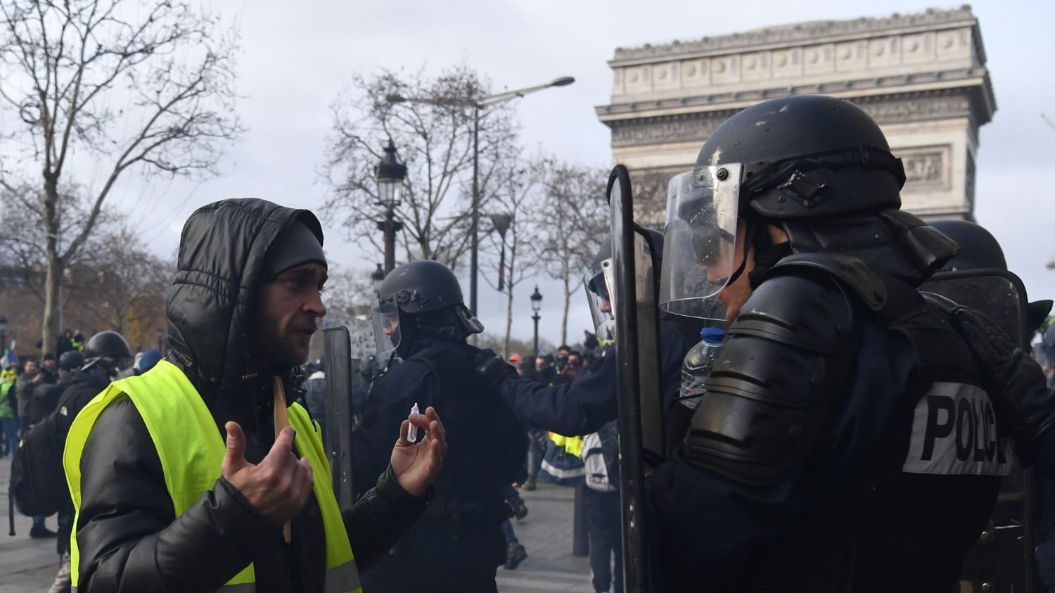 Macron ai gilet gialli: "Stop alle manifestazioni"