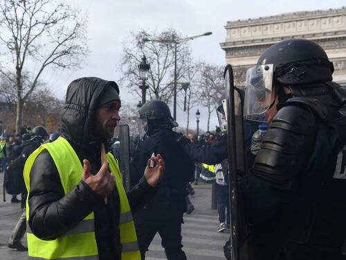 Macron ai gilet gialli: "Stop alle manifestazioni"