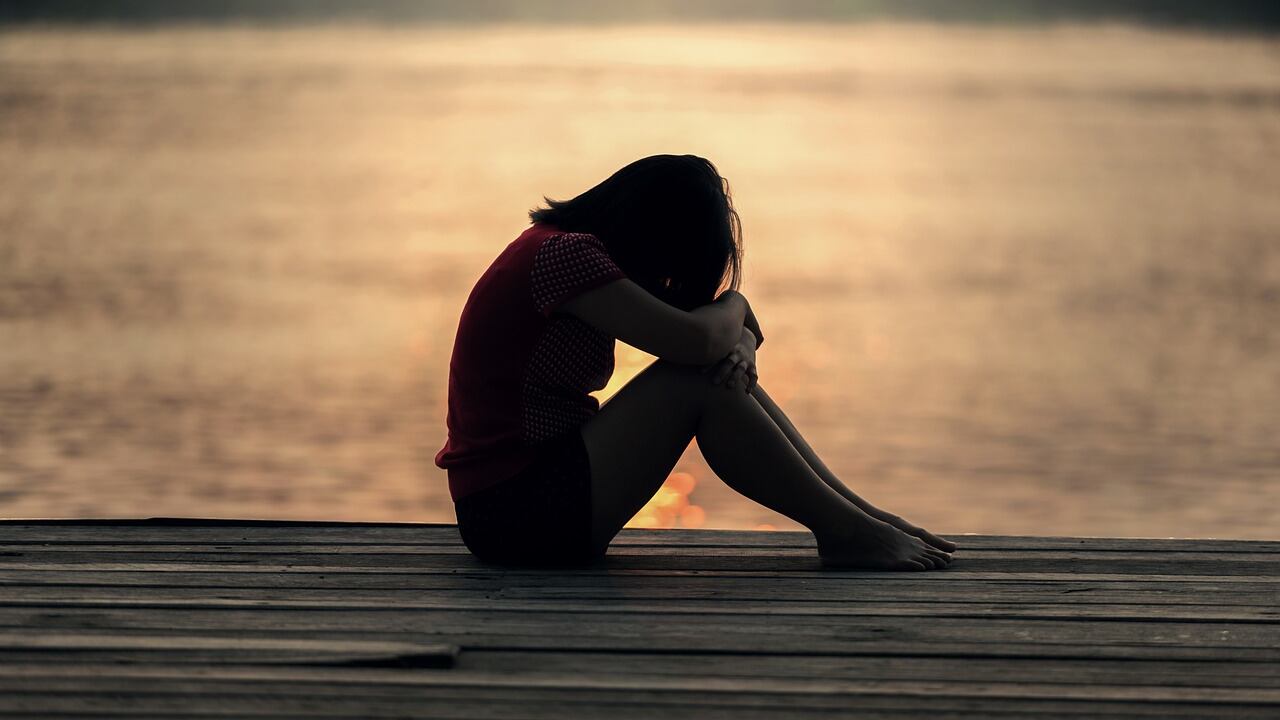 Stuprata a Capodanno dal branco, tenta il suicidio: "È tutta colpa mia"