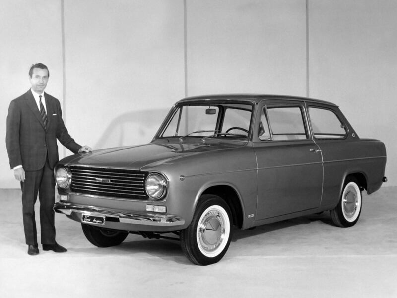 Giovanni Michelotti con la Ford Anglia
