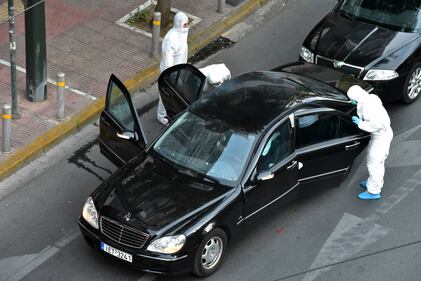 Una busta esplode nell'auto di Papademos 5