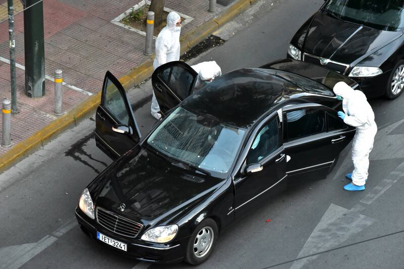 Una busta esplode nell'auto di Papademos 5