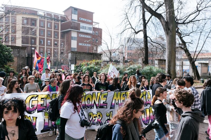 "Generazione meticcia e queer". A Milano sfila il corteo "transfemminista" 12