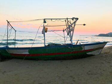 Le barche abbandonate sulle spiagge dell'agrigentino 5