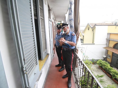 Spara al figlio 13enne della compagna