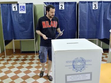 Milano, Salvini va a votare in bermuda  10