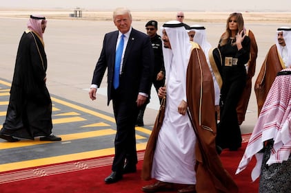 Melania Trump in Arabia Saudita senza il velo islamico 16