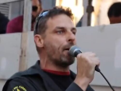 Vigile del fuoco contesta Renzi: "Vaff... Dacci fatti, non parole"