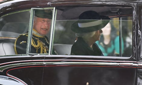 Dopo la rinuncia della Regina, Carlo debutta a Westminster 1