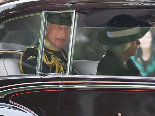Dopo la rinuncia della Regina, Carlo debutta a Westminster