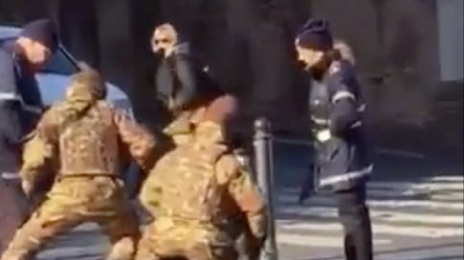 Col coltello si lancia sui militari: 30enne semina il panico a Roma