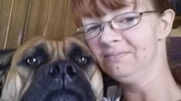 Mamma costringe figli di 3 e 5 anni a mangiare feci del cane