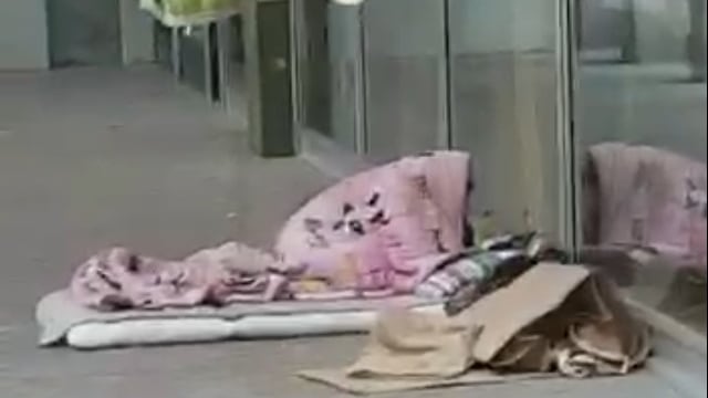 Sesso tra clochard nelle vie della movida