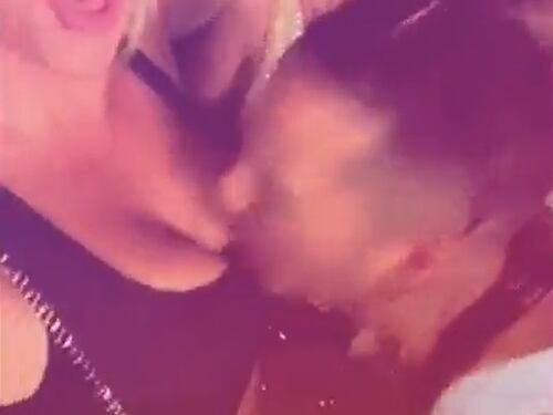 Sconosciuto bacia il seno di Wanda Nara mentre lei gira un video per i social