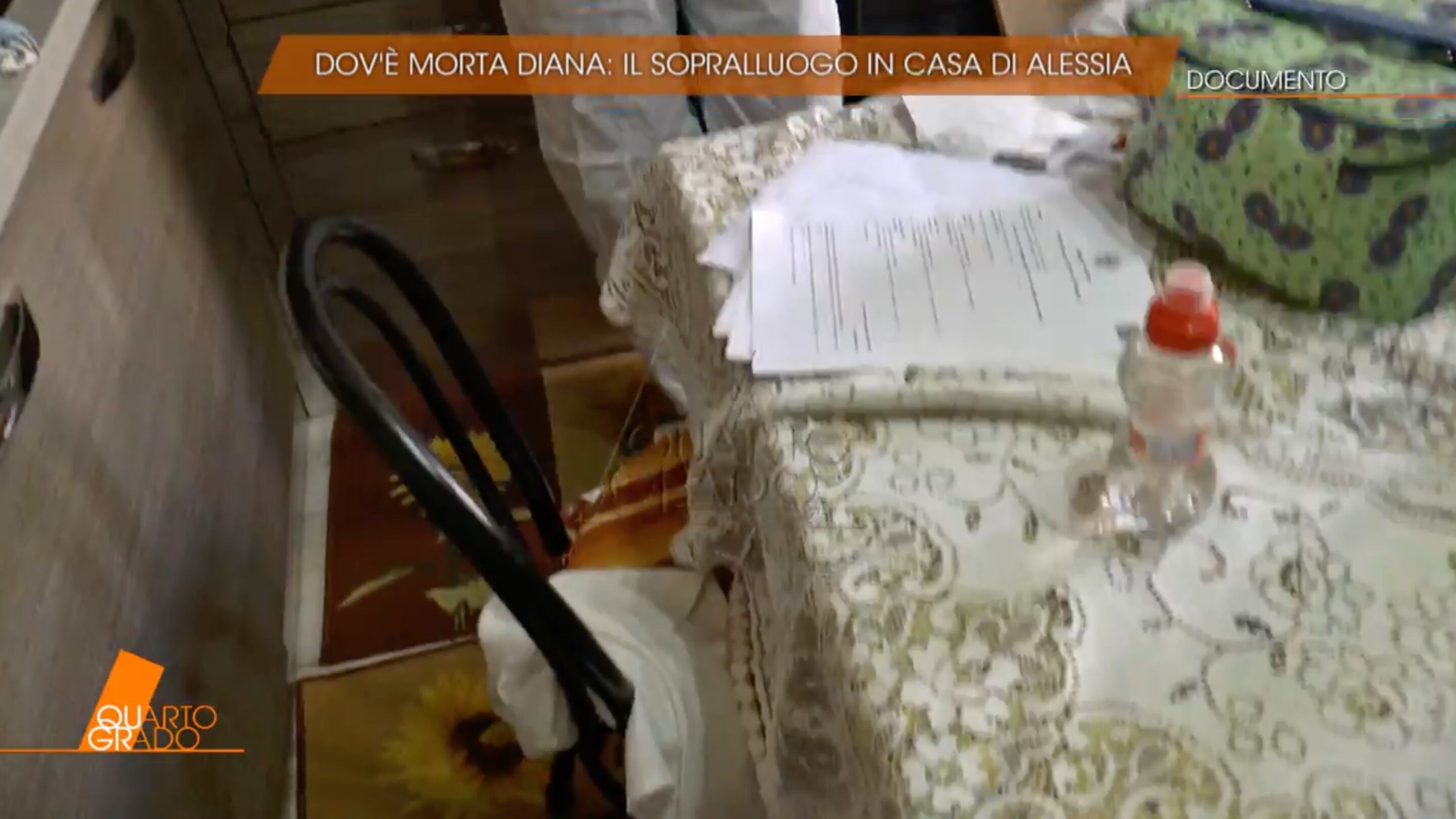I vestiti, le bottiglie e il lettino da campo: il sopralluogo in casa Pifferi