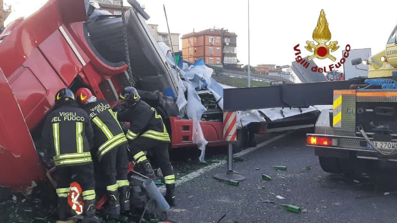Camion si schianta contro un ponte