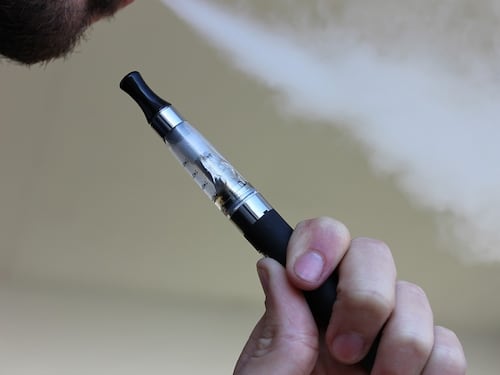 Sigaretta elettronica gli esplode in bocca, muore sgozzato