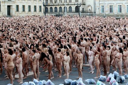 Bogotà, 6mila nudi in piazza: in posa per Tunick 6