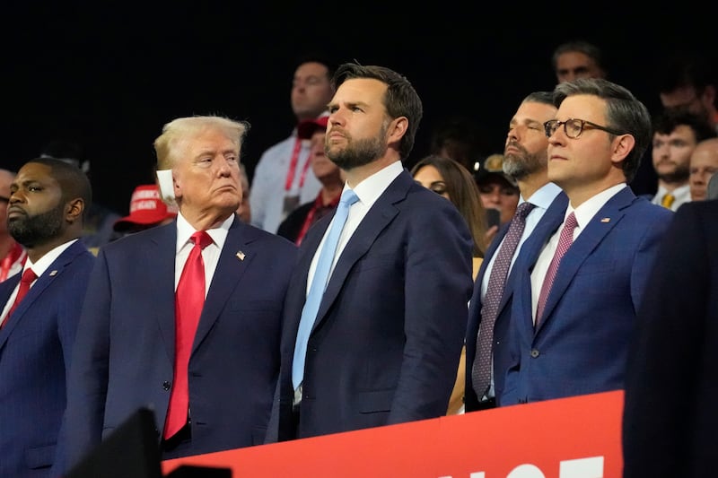Trump accolto come un re alla convention di Milwaukee. E spuntano le t-shirt "a prova di proiettile" 1