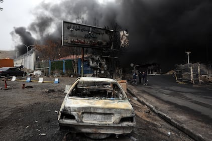 Cielo nero su Teheran dopo l'attacco alle strutture petrolifere  9