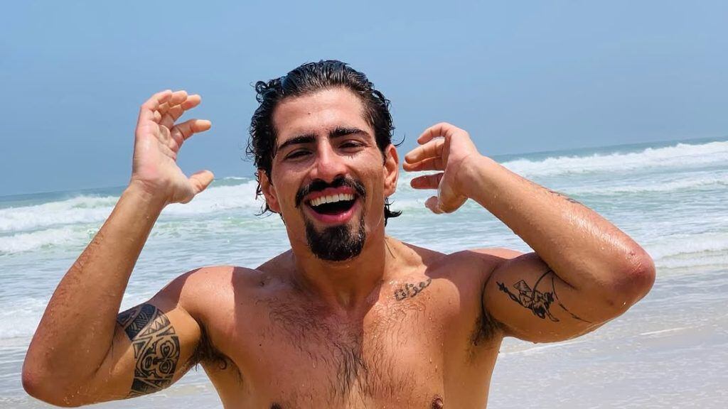 GF, Giulio Carotenuto: "Tornato a casa, ho indossato un camice e curato un paziente"