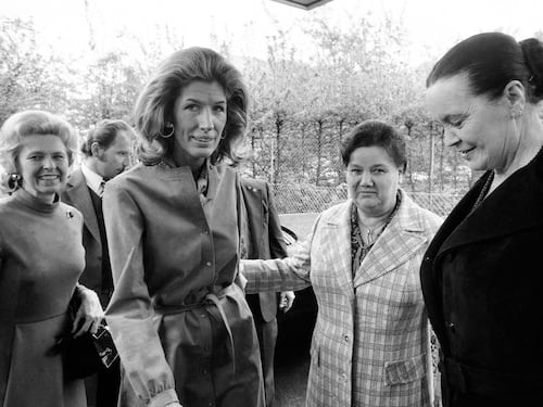 Addio a Nancy Kissinger: a 92 anni muore la moglie dell’ex segretario di stato