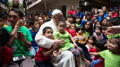 La messa "bagnata" del Papa a Tacloban 9