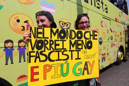 I cartelli choc al Gay Pride 1
