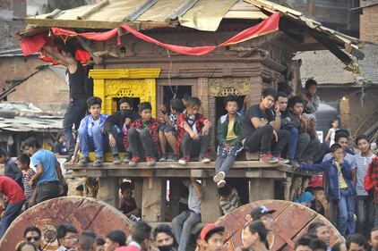 Polvere rossa, canti e balli: il Nepal celebra la primavera 8