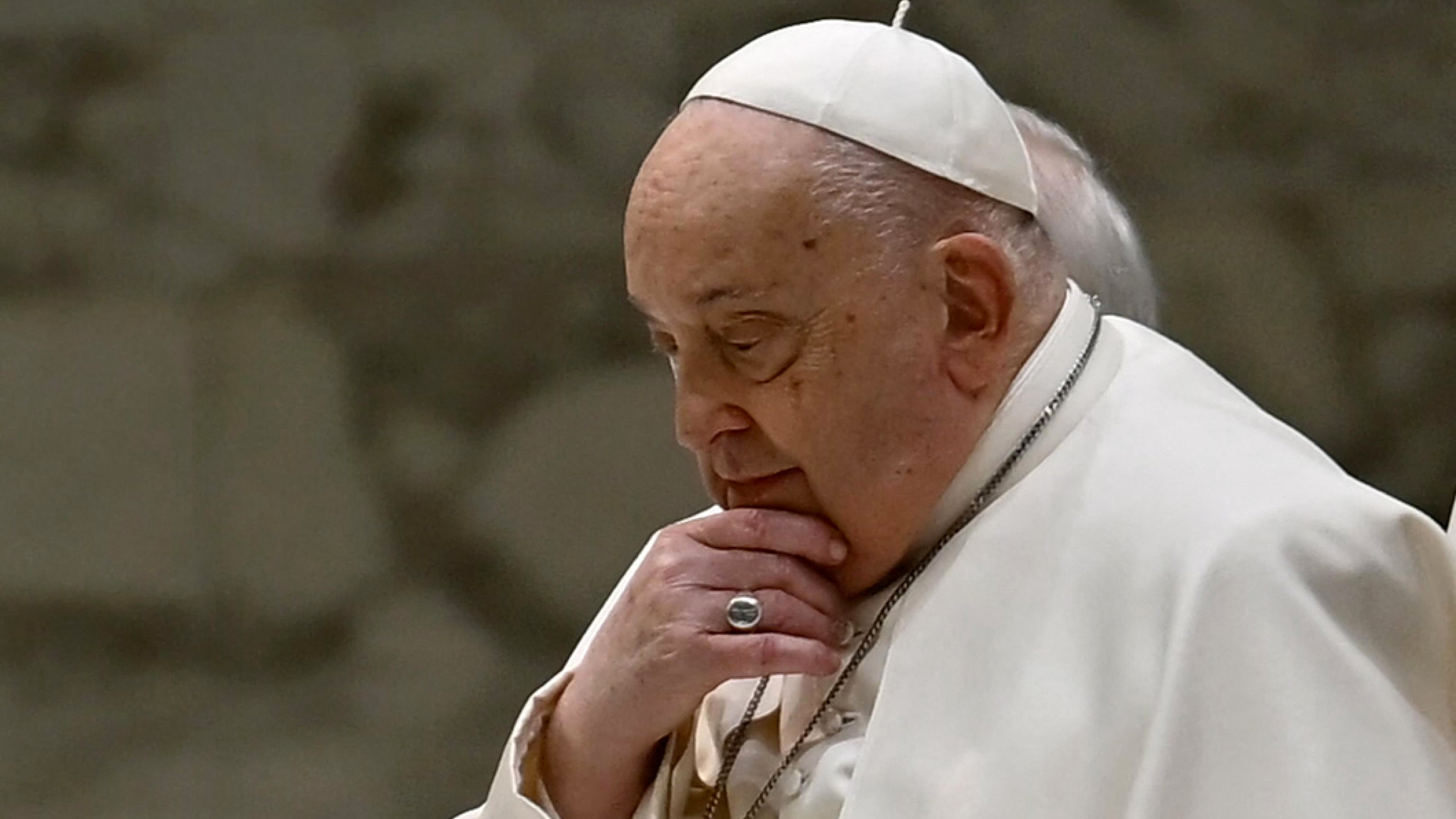 Cos'è la polmonite bilaterale che ha colpito il Papa: sintomi, cause e cure