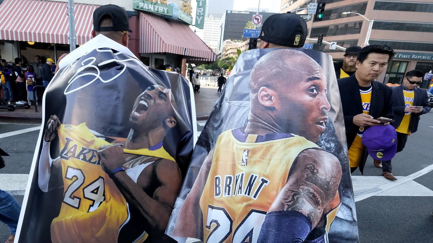 L'ultimo saluto a Kobe e Gianna Bryant. La moglie Vanessa: "Ci vediamo in paradiso"
