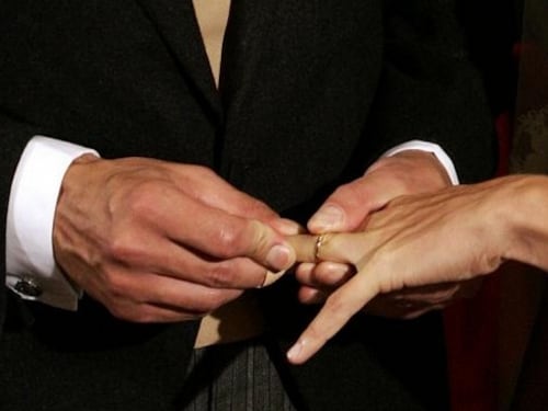 Esalta le nozze uomo-donna: associazione bocciata a scuola