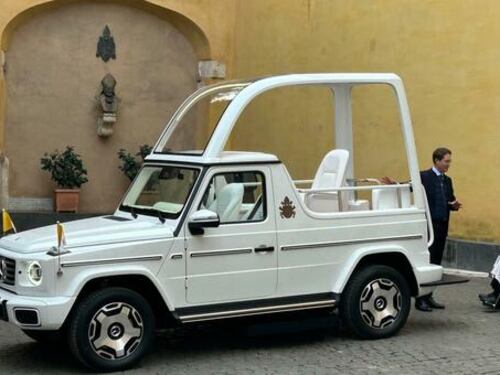 La rivoluzione green arriva in Vaticano: Mercedes-Benz consegna la prima Papamobile elettrica