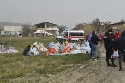 Naufragio in Calabria, si spezza barcone: decine di morti. Le foto 8
