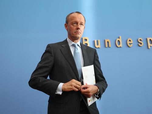 Il partito della Merkel contro gli immigrati: "Rivedere il diritto di asilo"