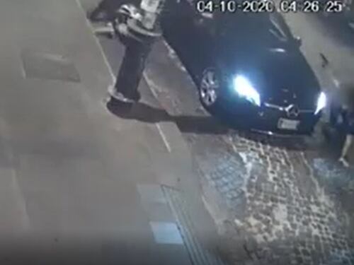 "Non ho mai puntato l'arma contro l'agente". Ma il video lo smaschera