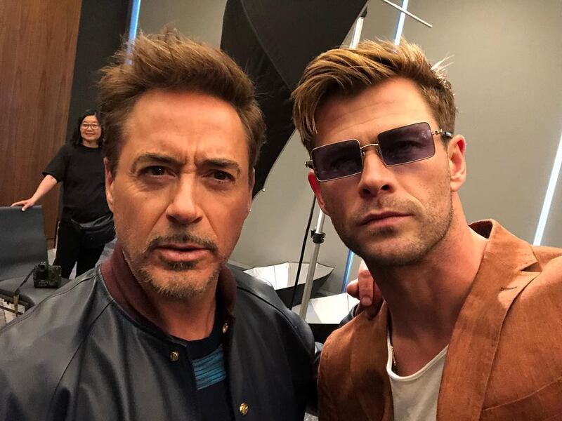 Dopo aver cantato Blondie e i Beatles, gli eroi di Avengers EndGame si divertono insieme posando per i loro fan 5